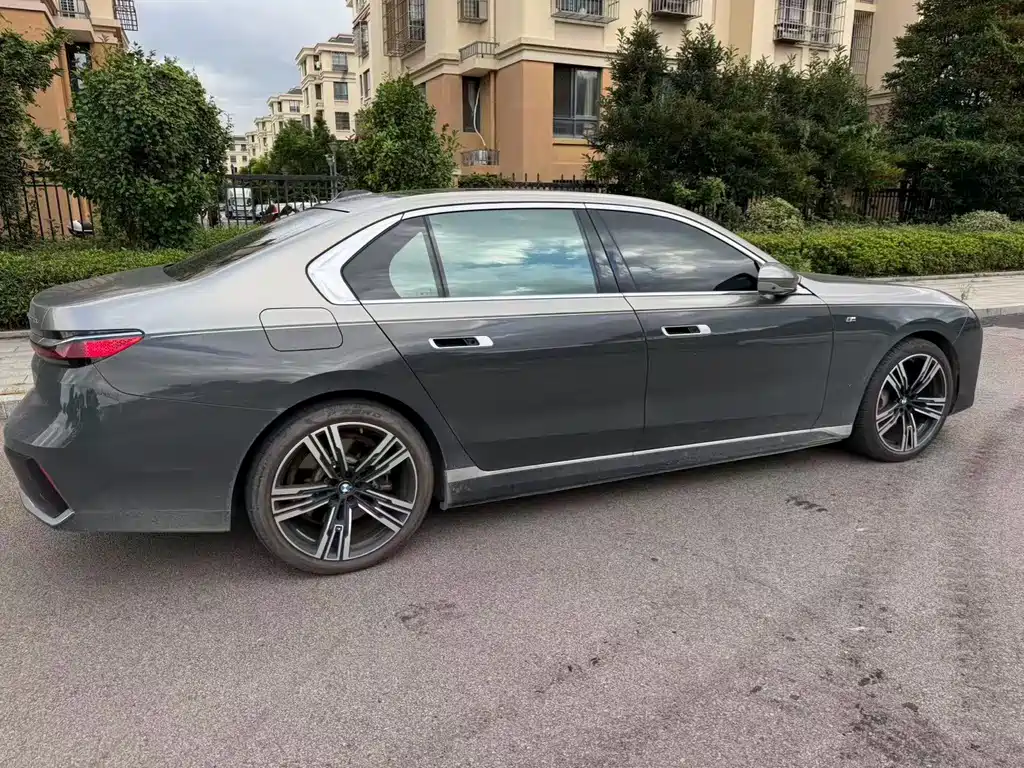 BMW i7 — миниатюра 9
