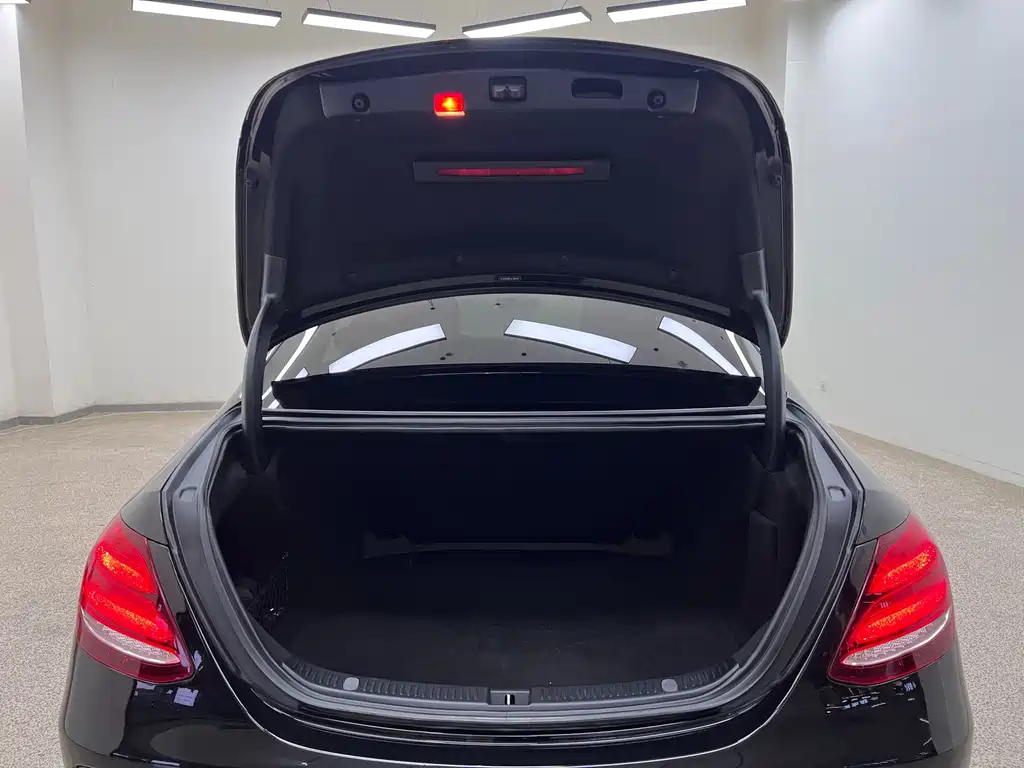 Mercedes-Benz E-Class — миниатюра 12