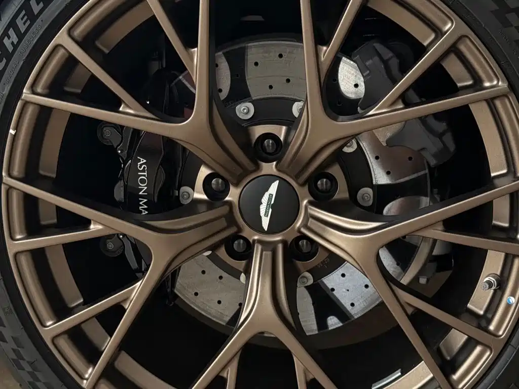 Aston Martin DB12 — миниатюра 4