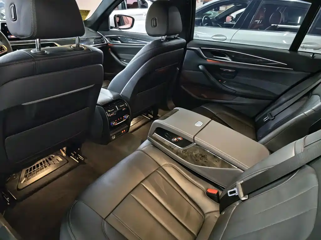 BMW 5 Series — миниатюра 5