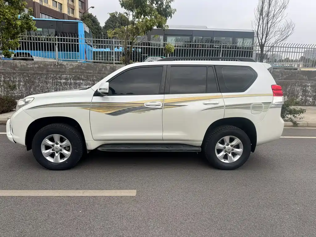 Toyota Land Cruiser Prado 2010 2.7L AT Standard
