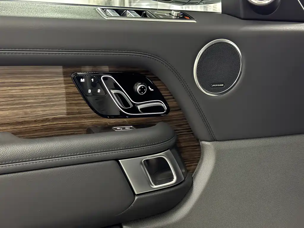 Land Rover Range Rover — миниатюра 7