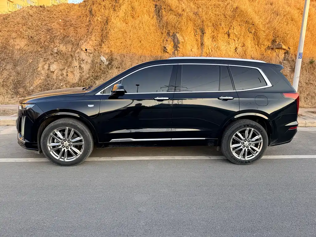 CADILLAC XT6
