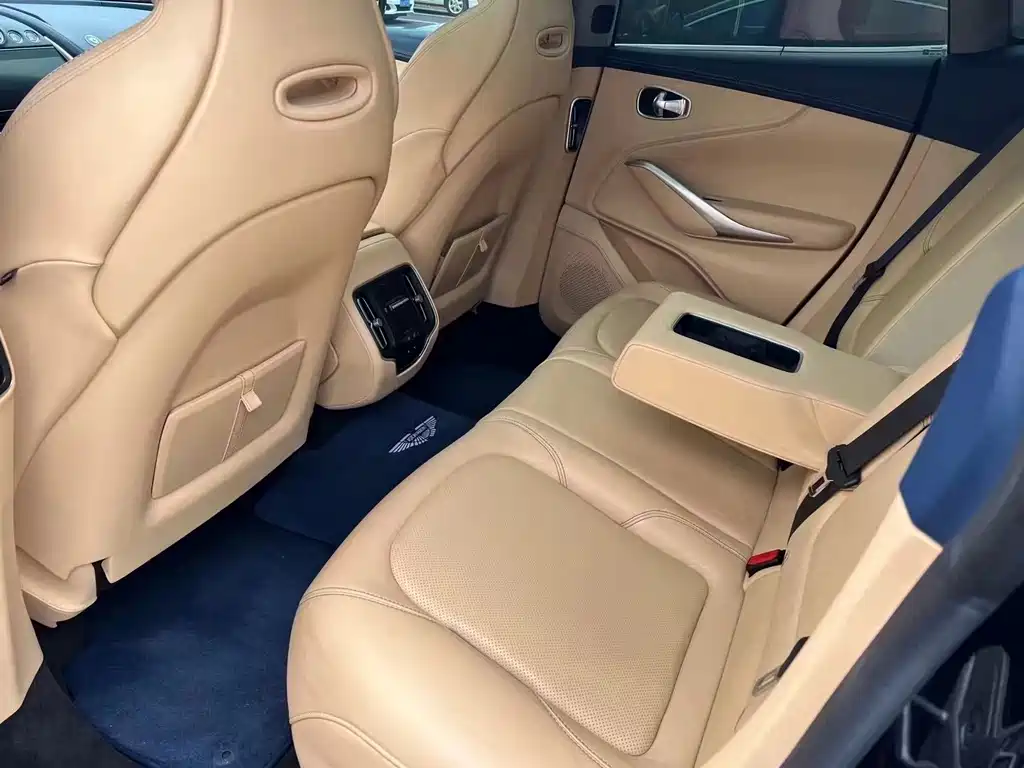 Aston Martin DBX — миниатюра 8