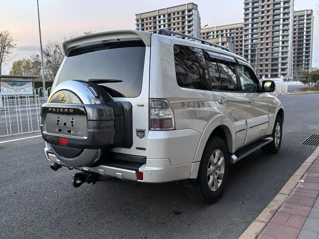 MITSUBISHI PAJERO