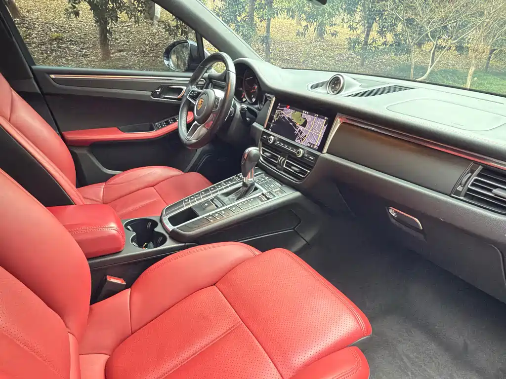 PORSCHE MACAN