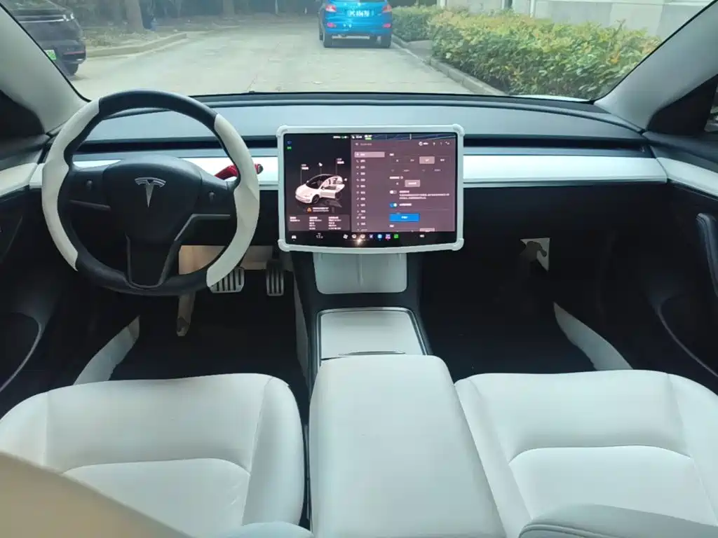 Tesla Model 3 — миниатюра 10