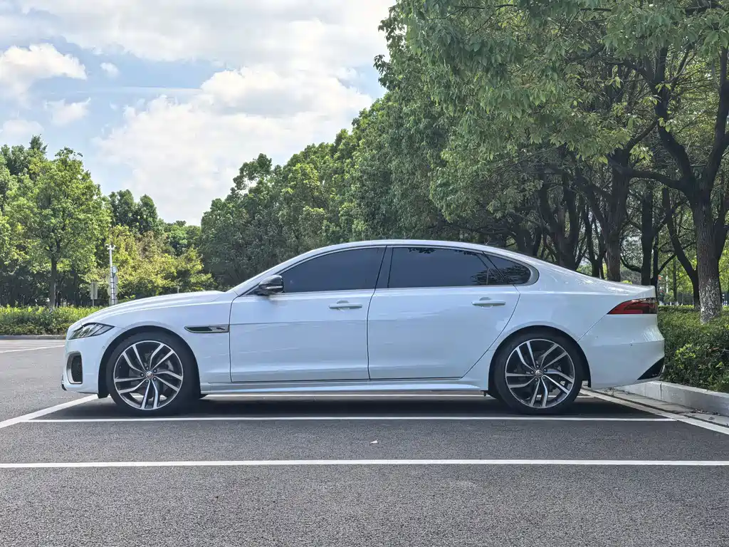Jaguar XFL — миниатюра 5