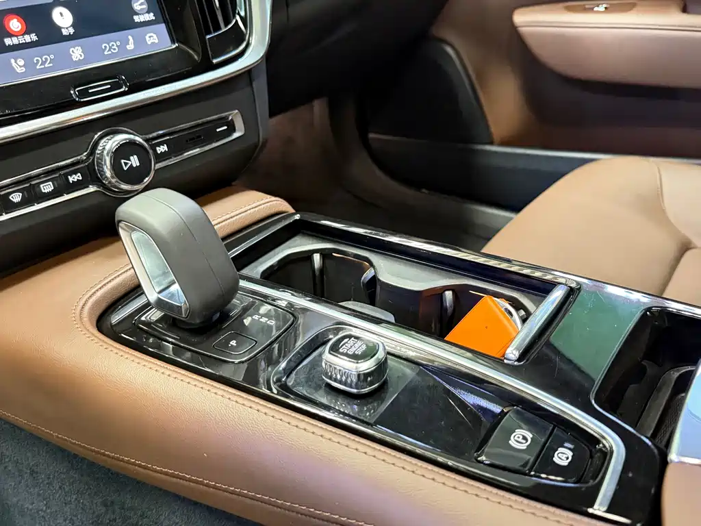 Volvo S90 PHEV — миниатюра 9