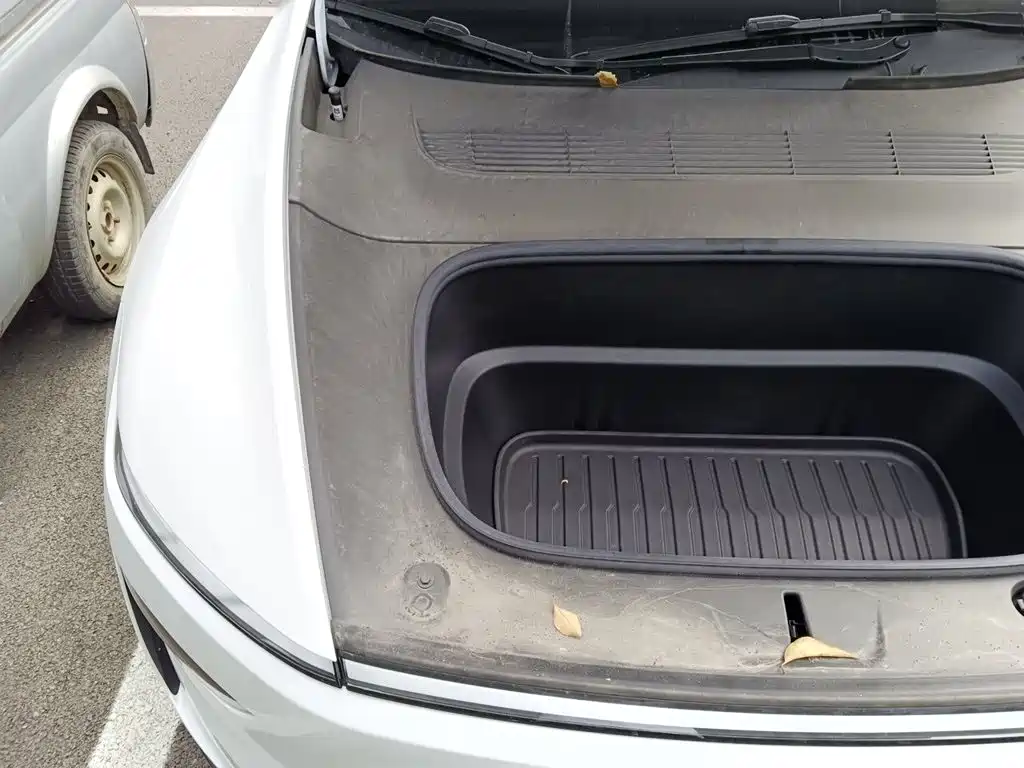 Tesla Model Y — миниатюра 21