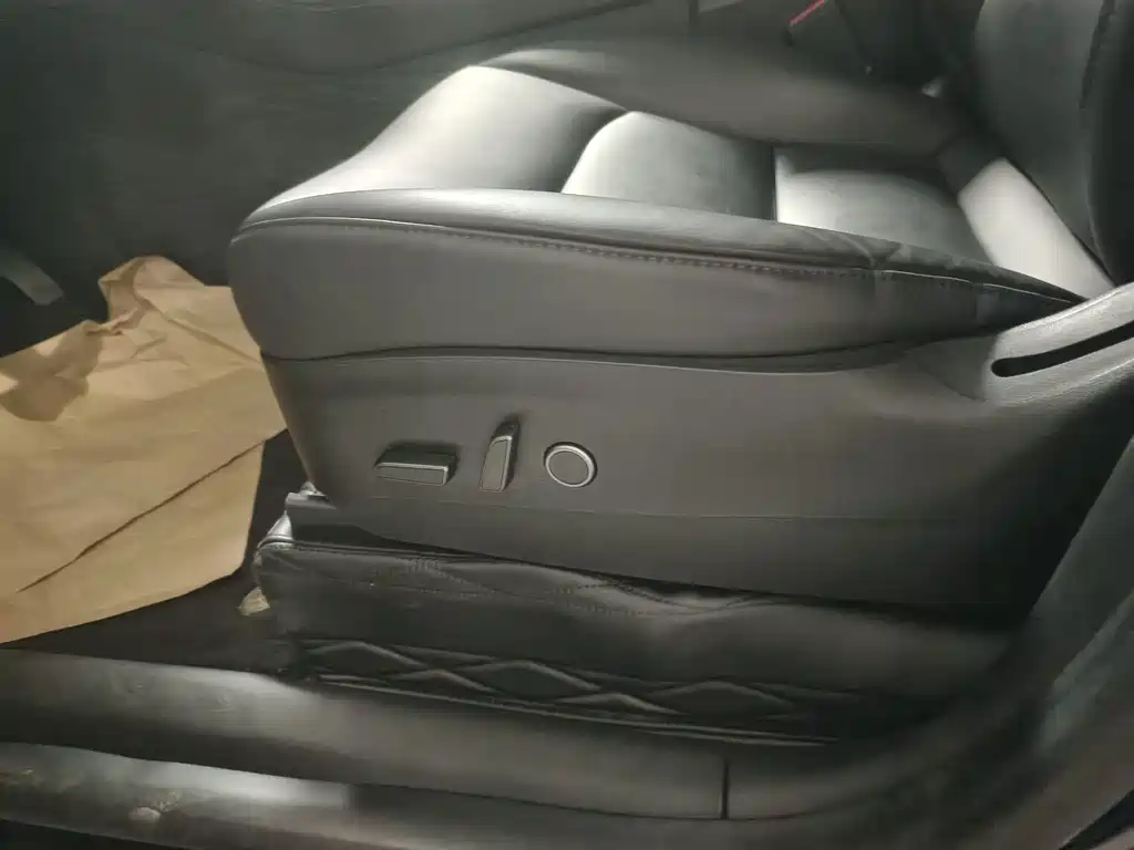 Tesla Model Y — миниатюра 5