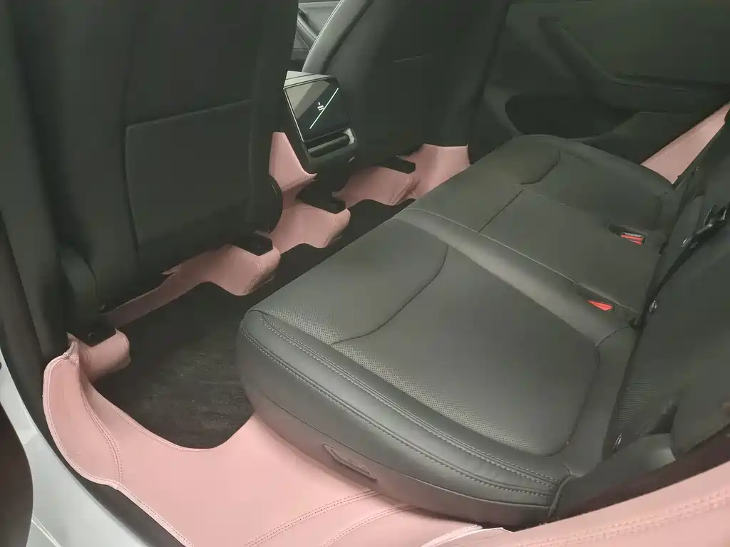 Tesla Model Y — миниатюра 8