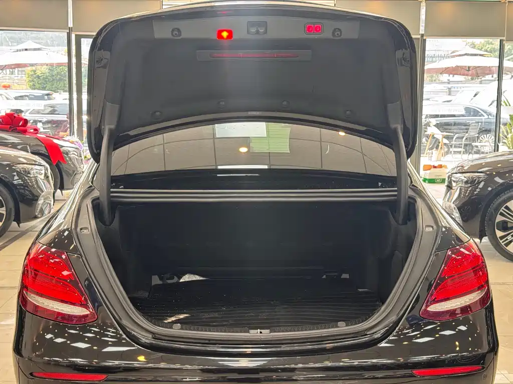 Mercedes-Benz E-Class — миниатюра 18