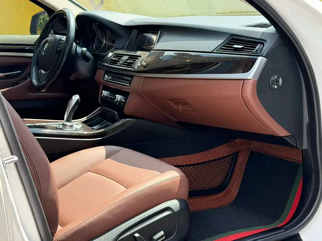 BMW 5 Series — миниатюра 4