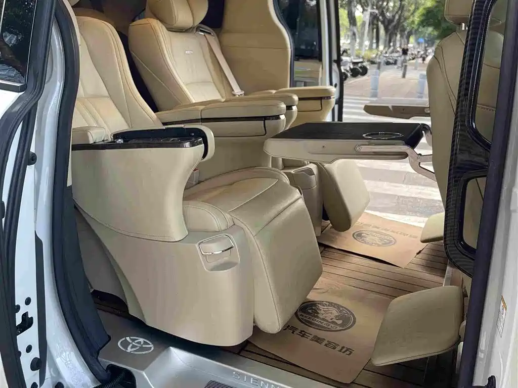 Toyota Sienna — миниатюра 23