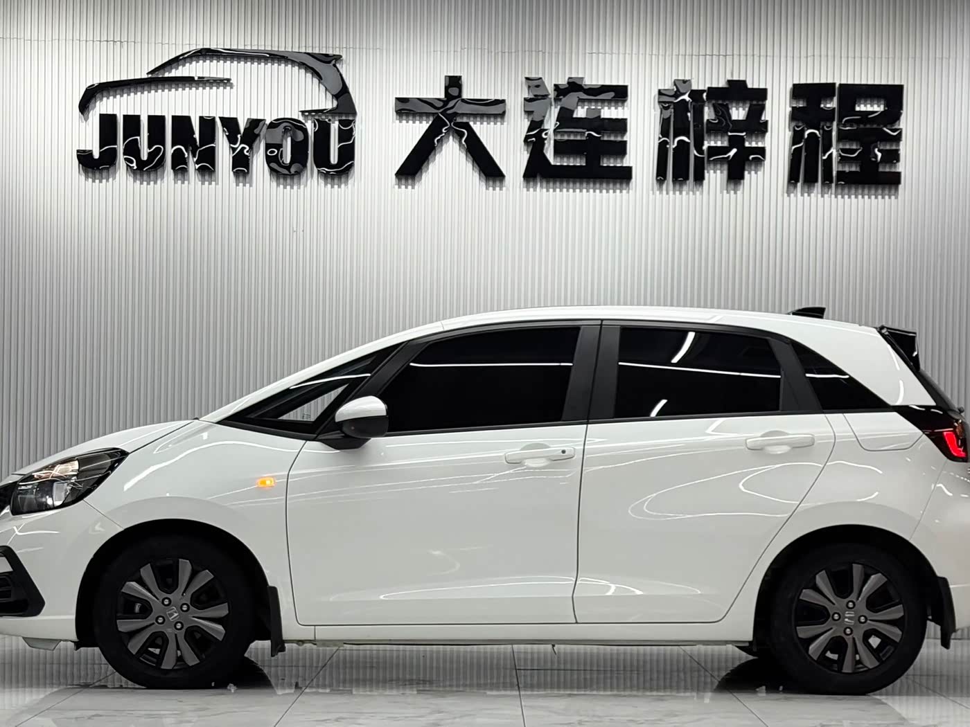Honda Fit 1.5 л 2022 г. Белый, пробег 31000 км