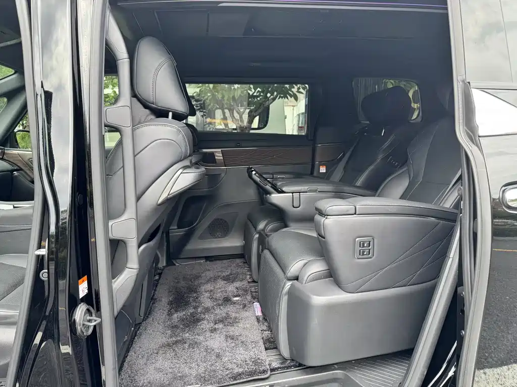 Toyota Vellfire — миниатюра 4