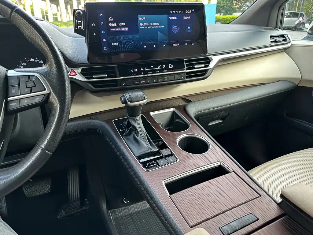 Toyota Granvia — миниатюра 10