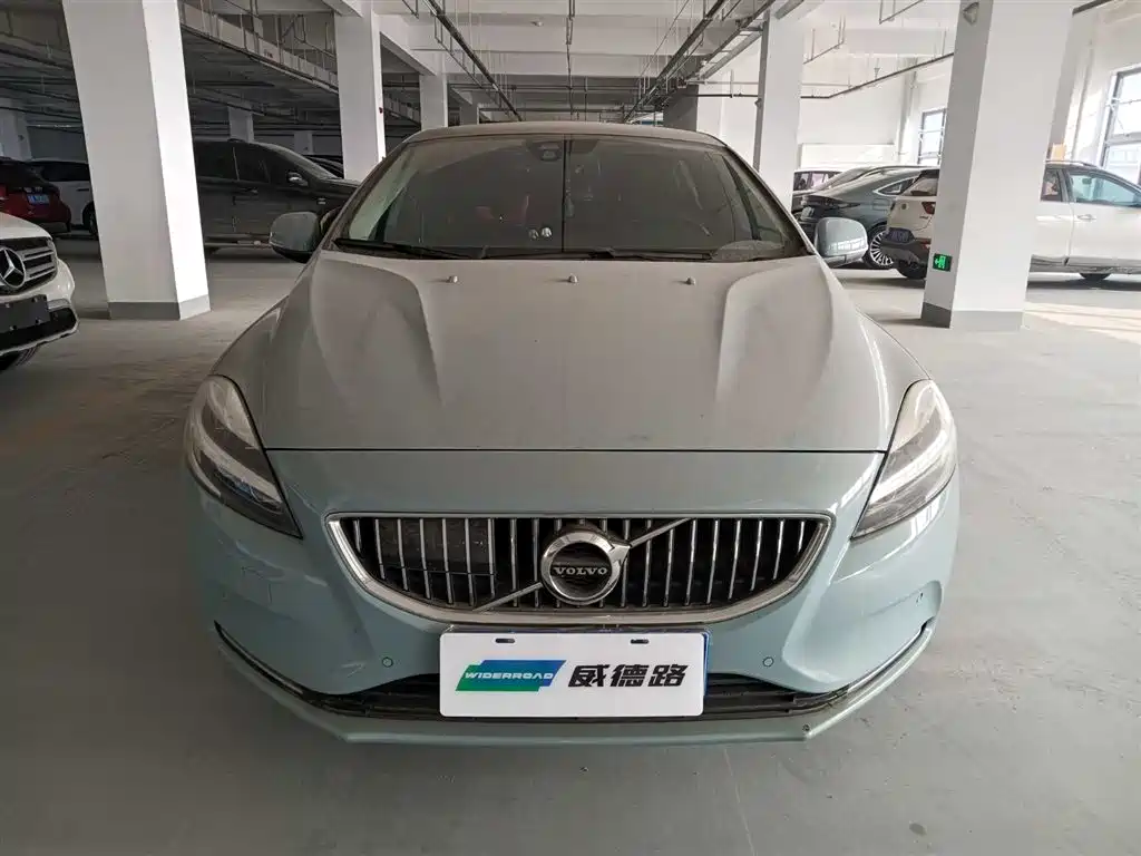 VOLVO V40
