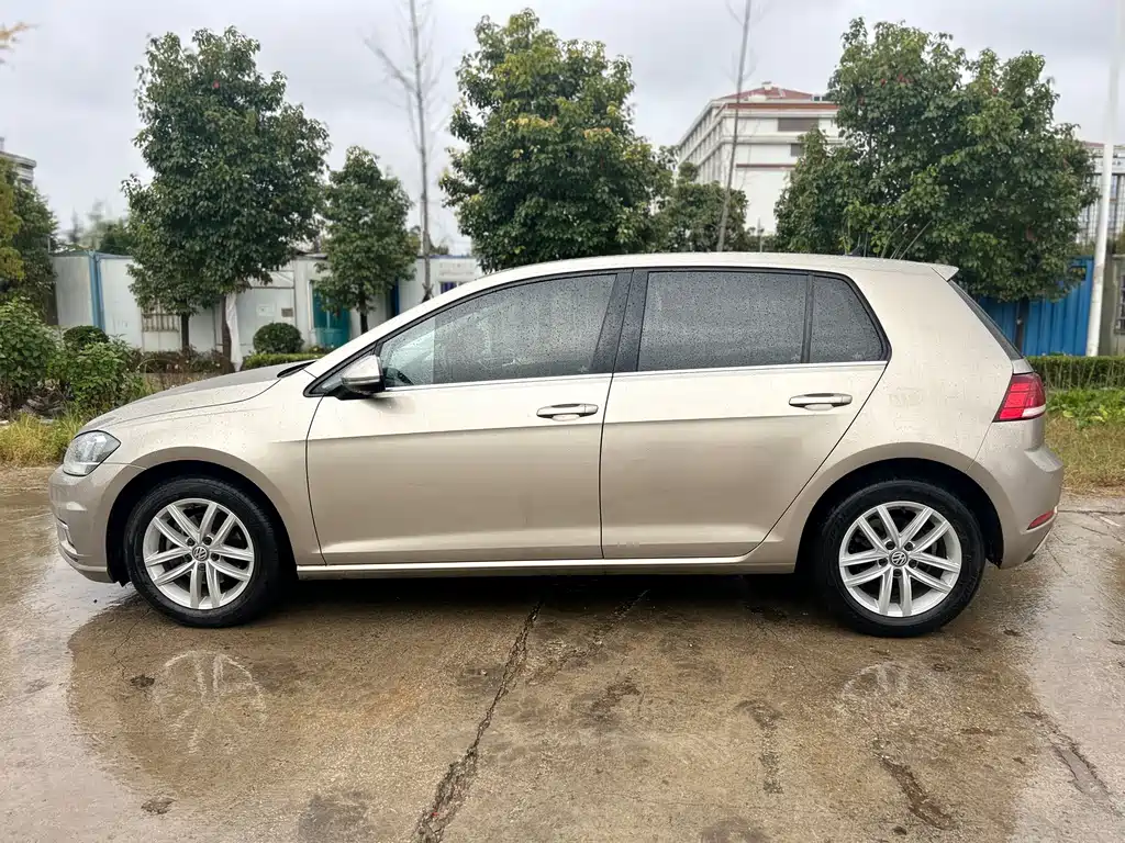 VOLKSWAGEN GOLF