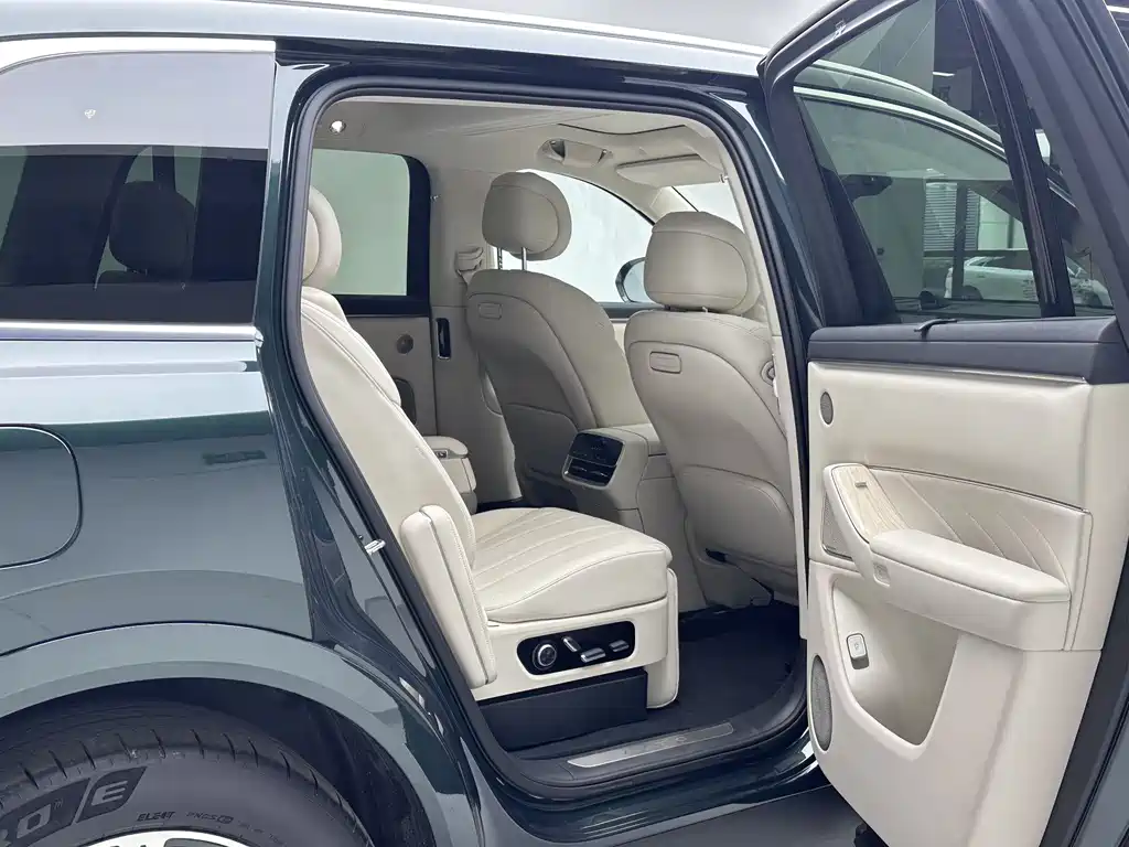 AITO ASK THE WORLD M8