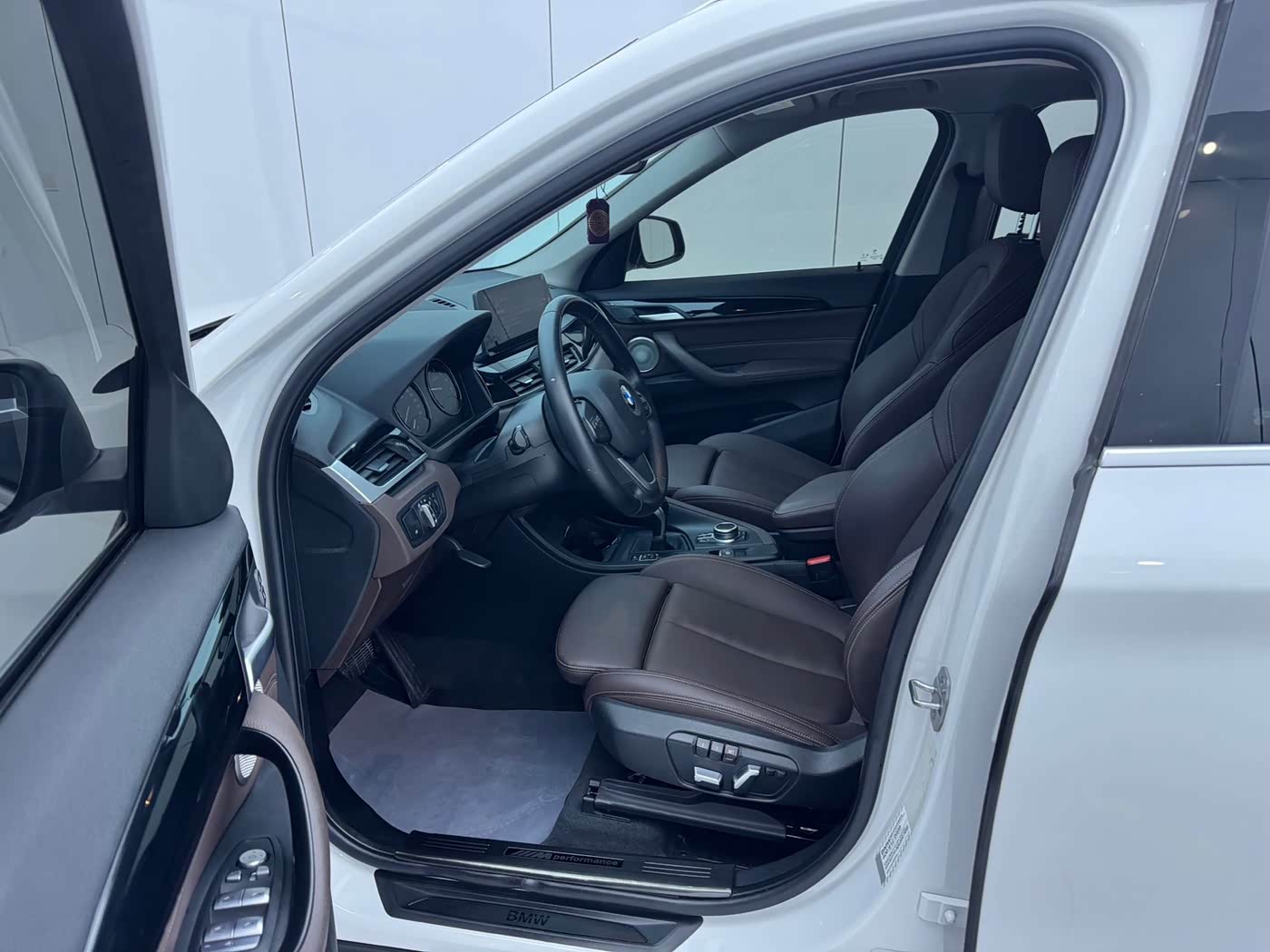 BMW X1 1.5 л 2022 г. Белый, пробег 45000 км