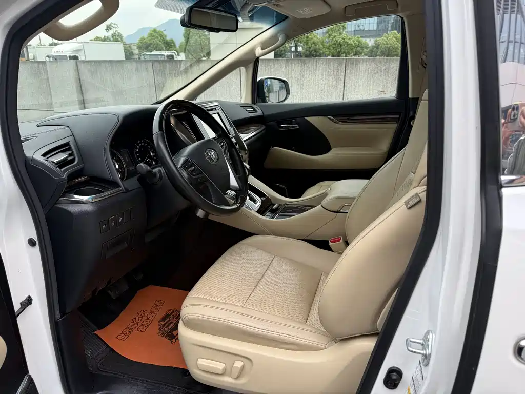Toyota Alphard - фото 8