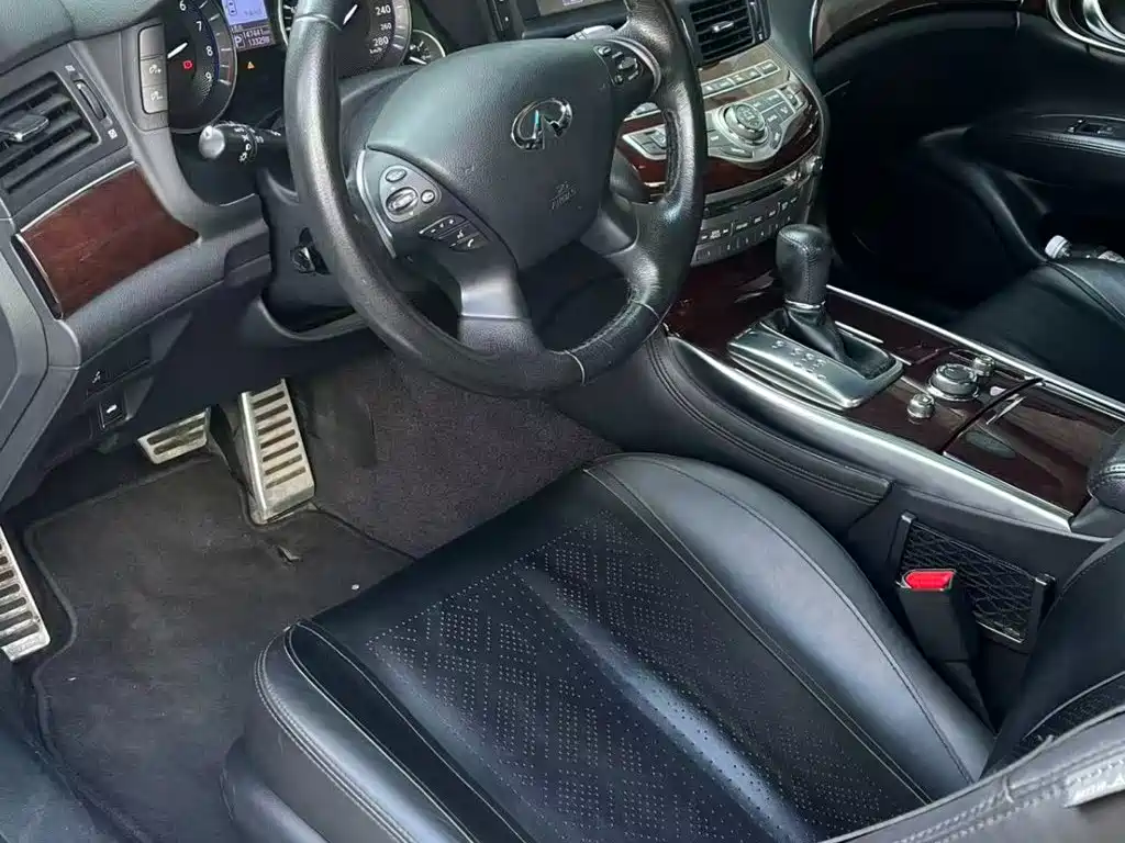 Infiniti Q70 — миниатюра 6