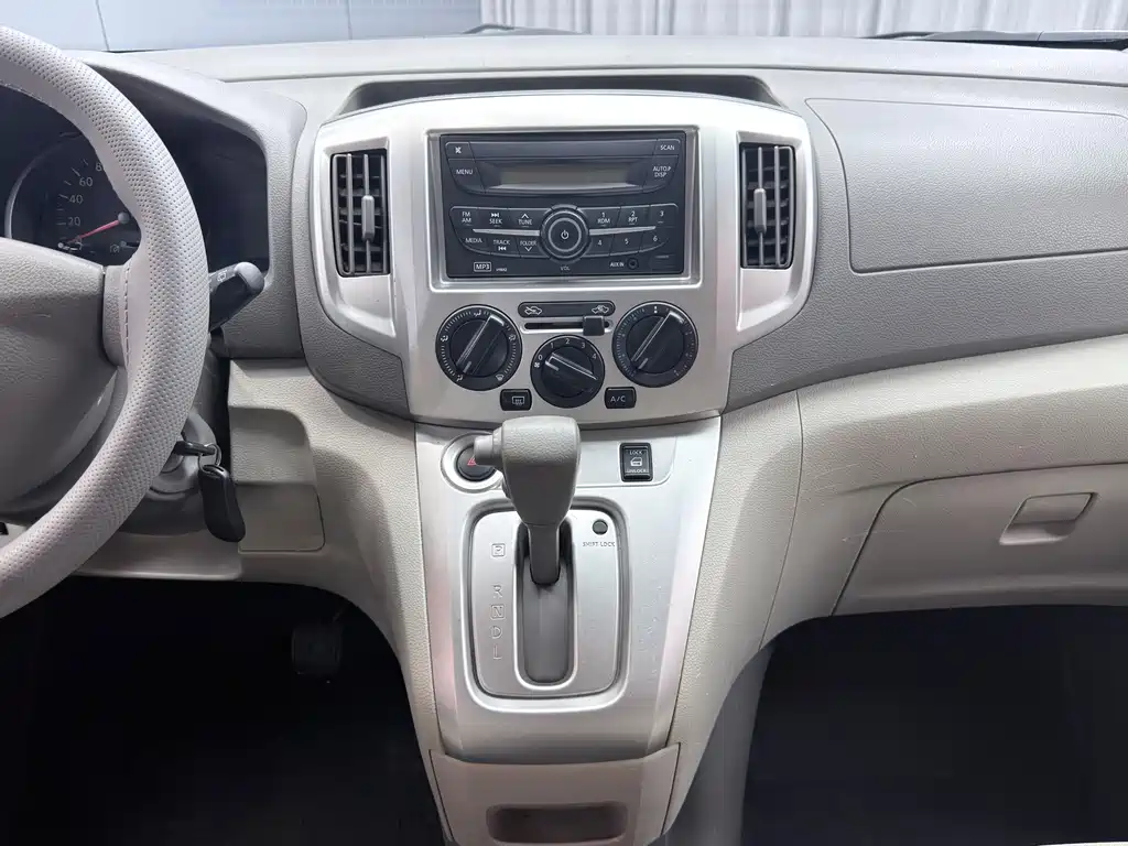 Nissan NV200 — миниатюра 15