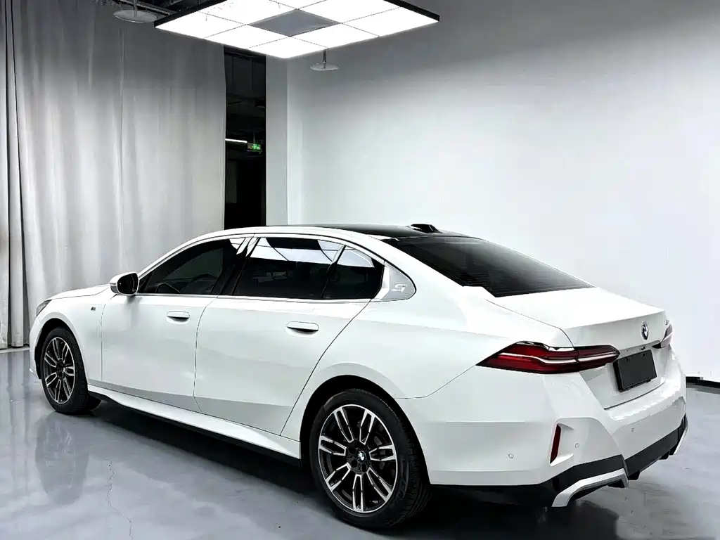 BMW 5 Series — миниатюра 8