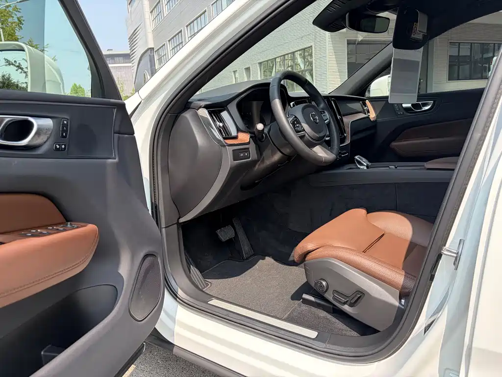 Volvo XC60 2025 Luxury