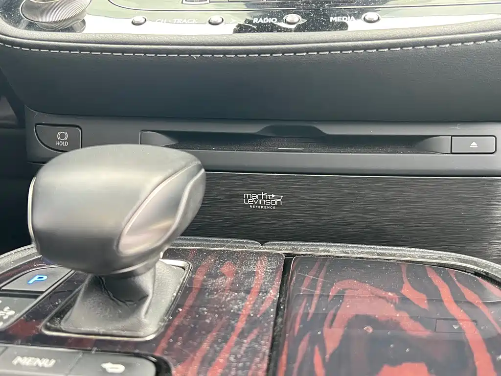 Lexus LS — миниатюра 11
