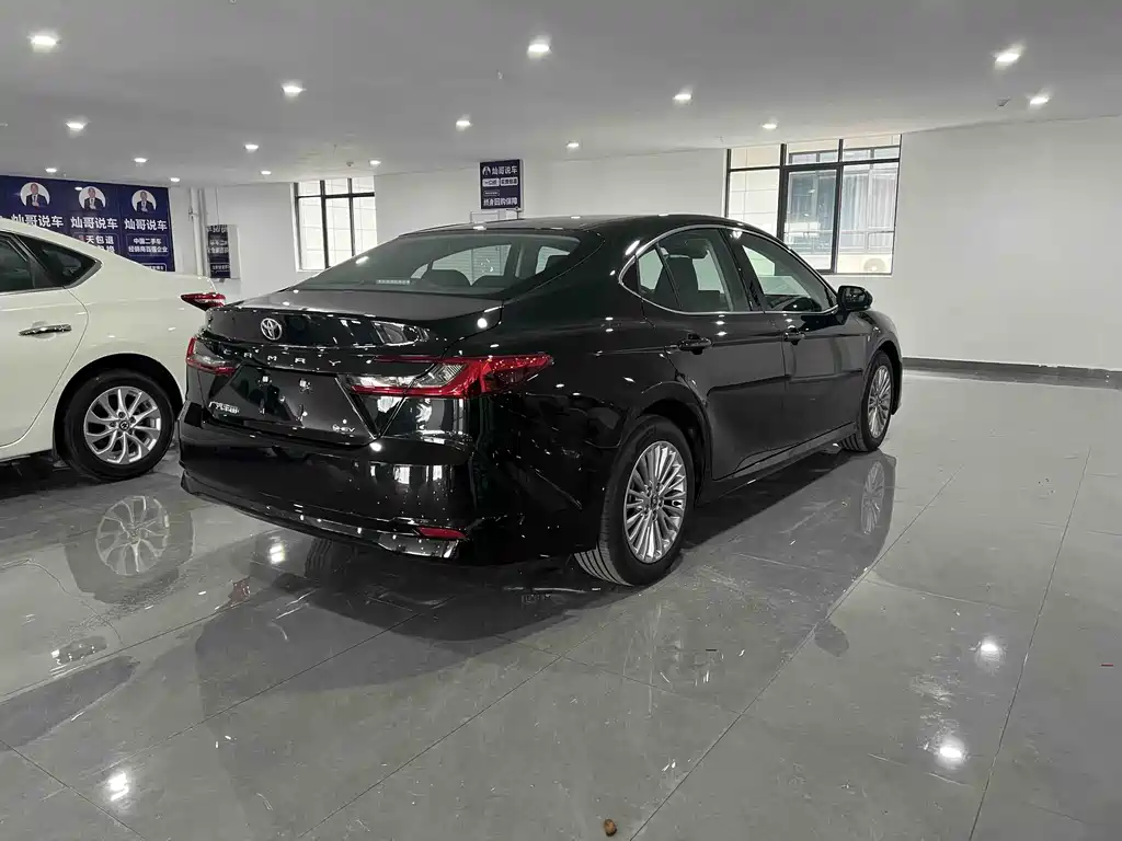 Toyota Camry 2026 2.0HE Elite