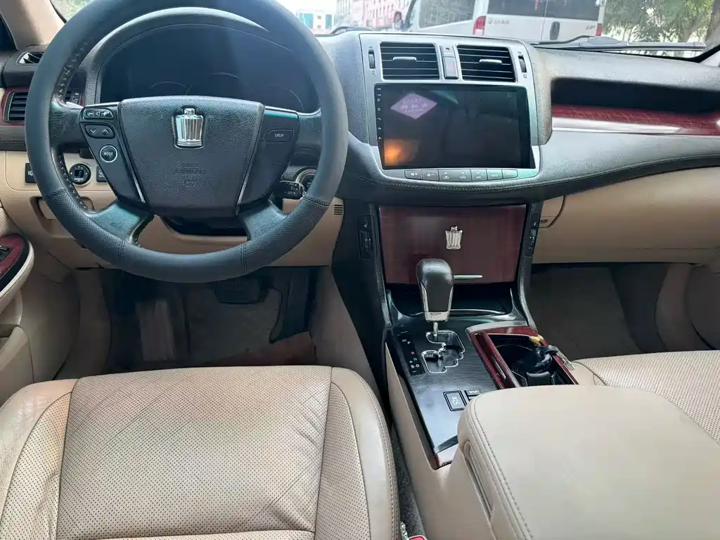 Toyota Crown — миниатюра 7