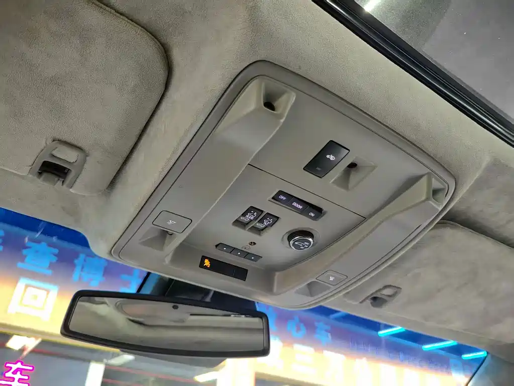Cadillac Escalade — миниатюра 11