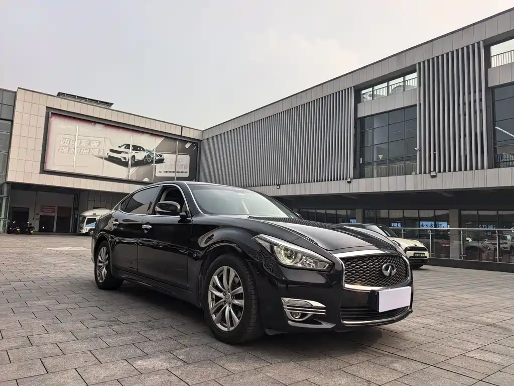 INFINITI Q70