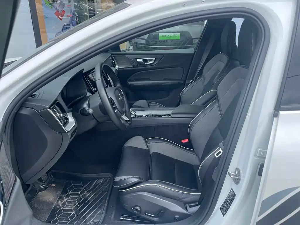 Volvo S60 2025 B5 Sport