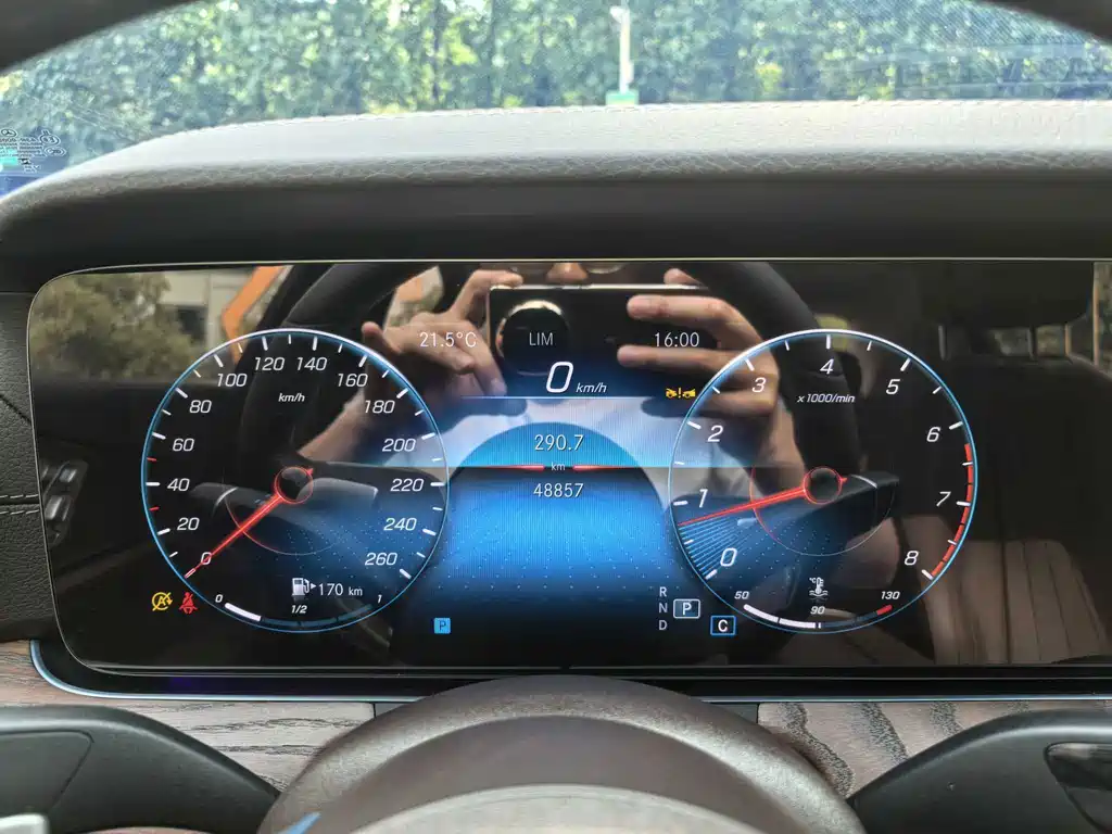 Mercedes-Benz E-Class — миниатюра 8