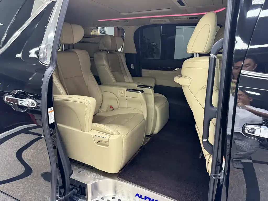 Toyota Alphard — миниатюра 21