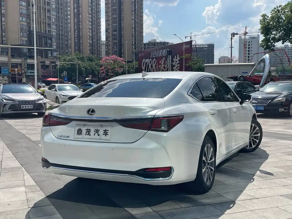Lexus ES — миниатюра 7