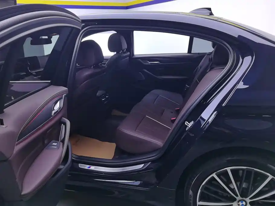 BMW 5 Series — миниатюра 11