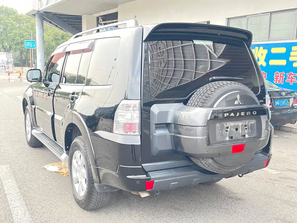 MITSUBISHI PAJERO