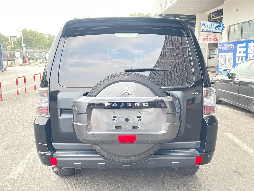 MITSUBISHI PAJERO