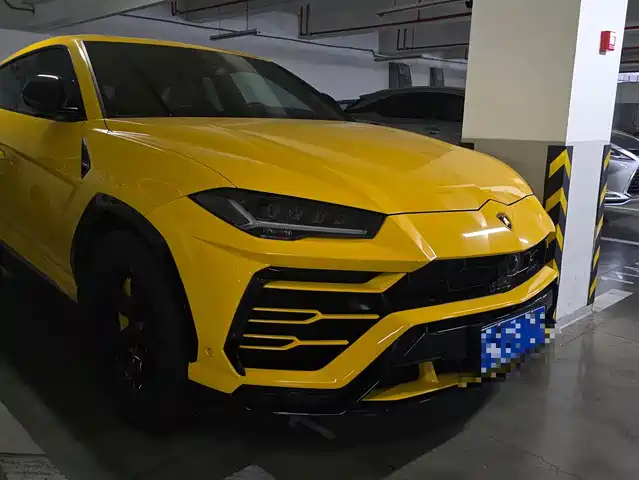 LAMBORGHINI URUS 2021