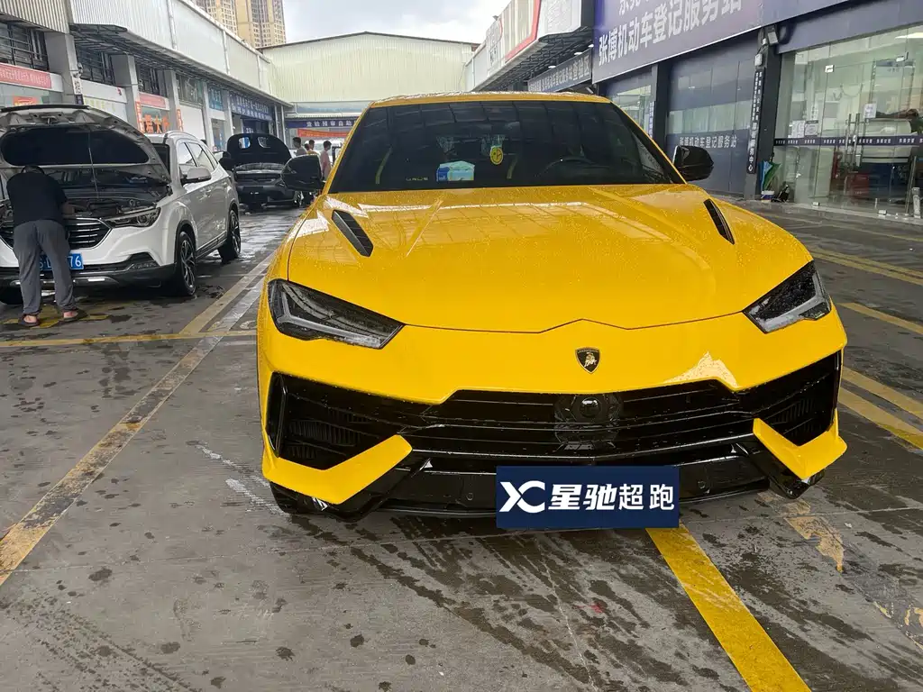 LAMBORGHINI URUS