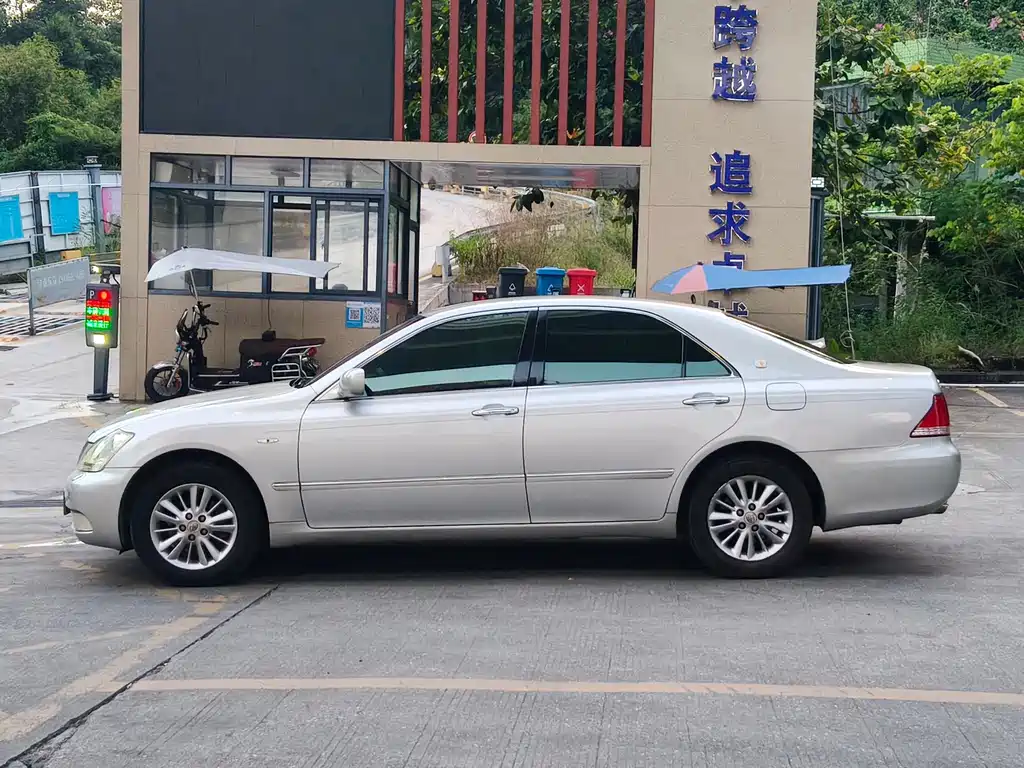 Toyota Crown — миниатюра 7