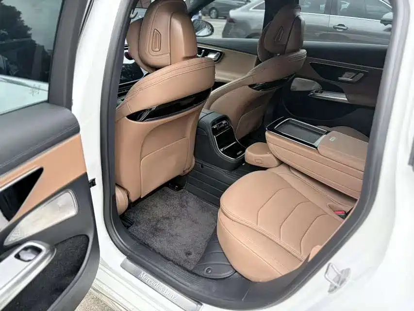 Mercedes-Benz E-Class — миниатюра 7