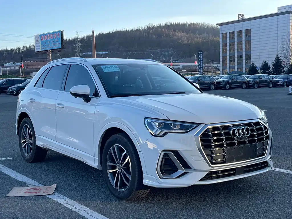 AUDI Q3