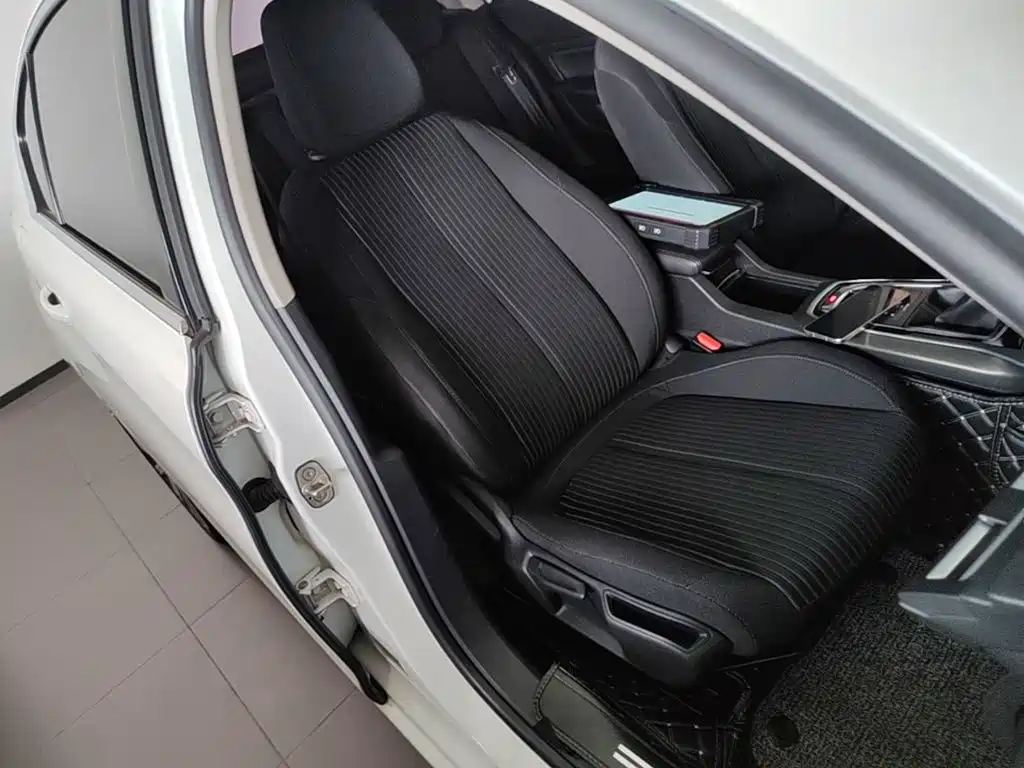 Peugeot 408 — миниатюра 25