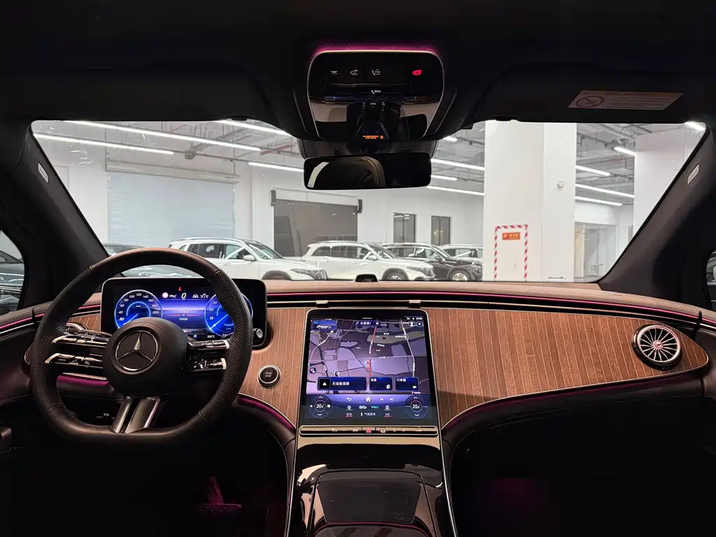 Mercedes-Benz EQE SUV — миниатюра 8